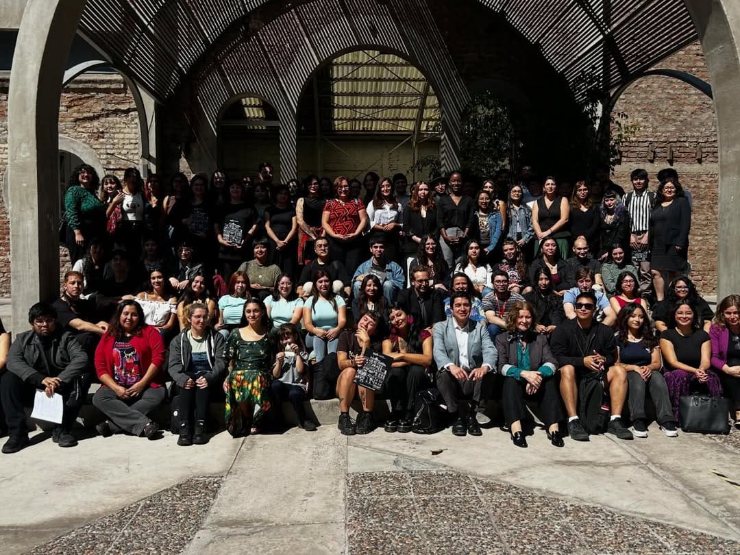 Integrantes del proyecto Vejez Indígena junto a estudiantes y docentes de la UAH en ceremonia de firma de convenios Incuba UAH.